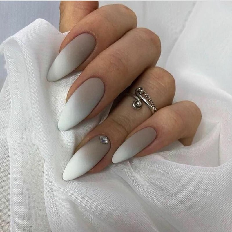 Длинные миндалевидные ногти