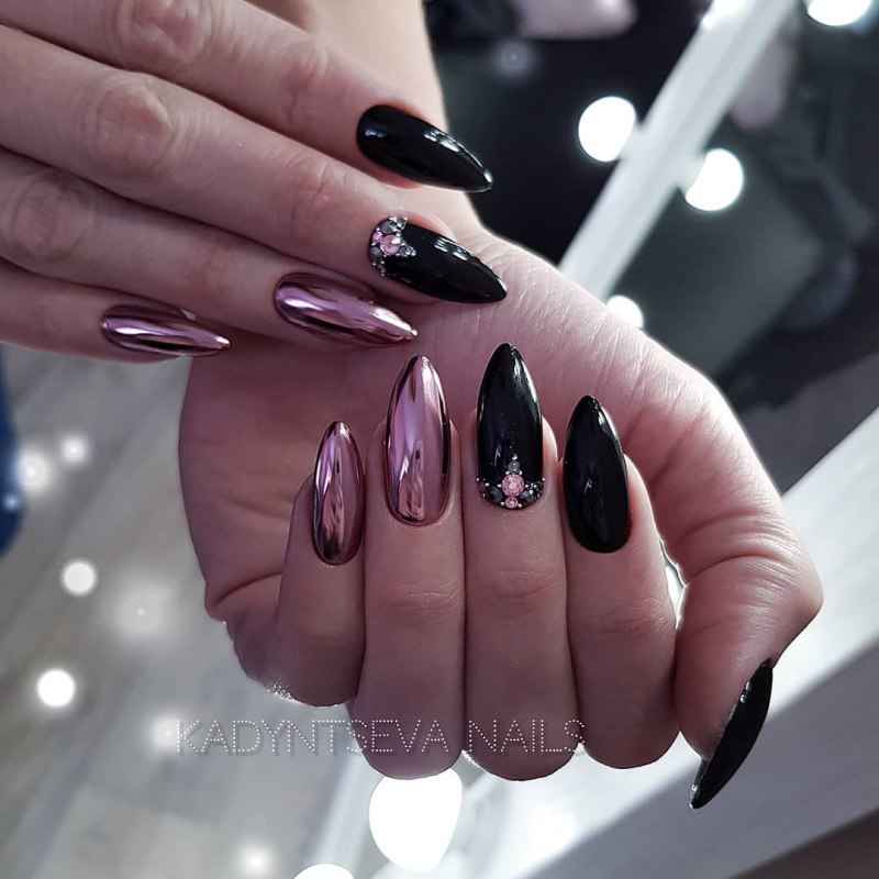 Маникюр с темной втиркой миндаль