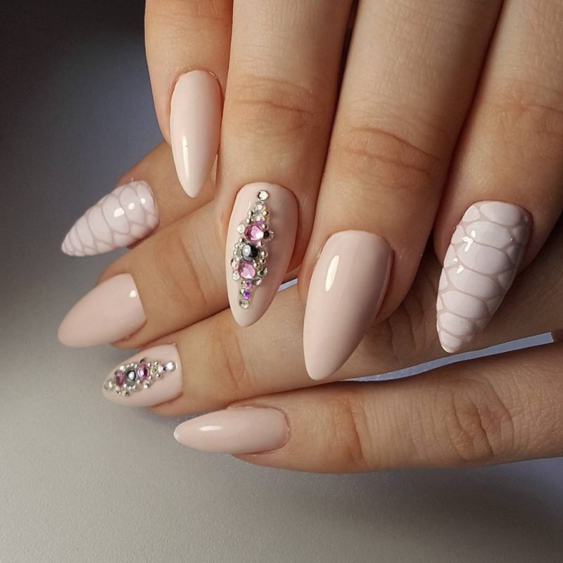 Маникюр со стразами