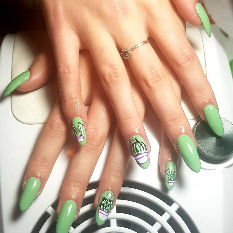Маникюр с кактусами на миндаль