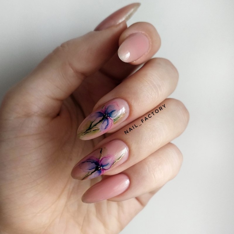 Нюдовый маникюр с акварелью