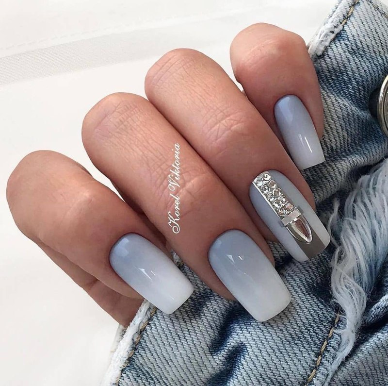 Серые ногти миндаль