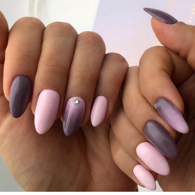 Серо-розовый градиент на ногтях