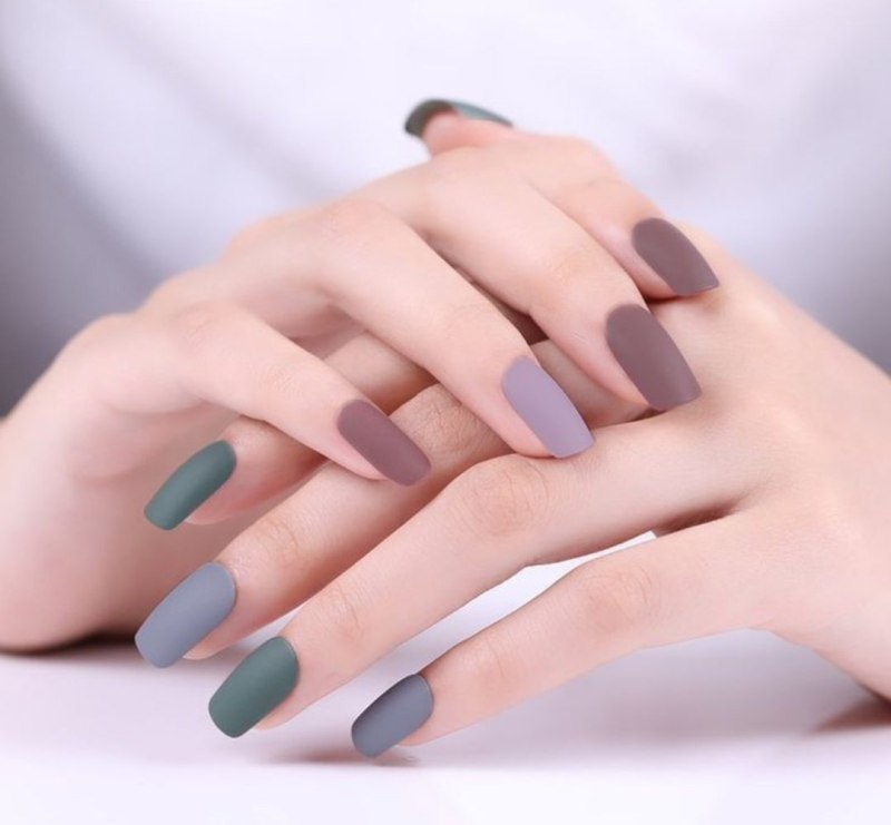Маникюр разный на двух руках