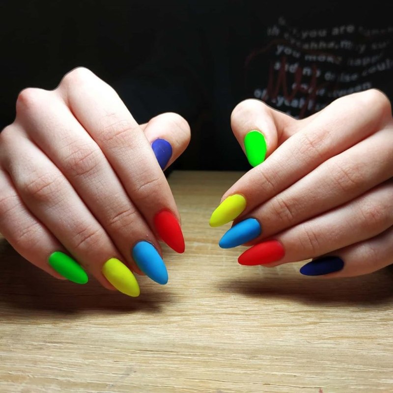 Яркие разноцветные ногти