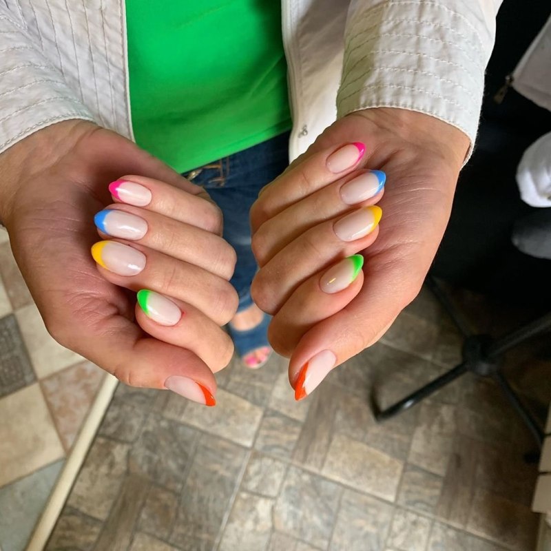 Голубые длинные ногти