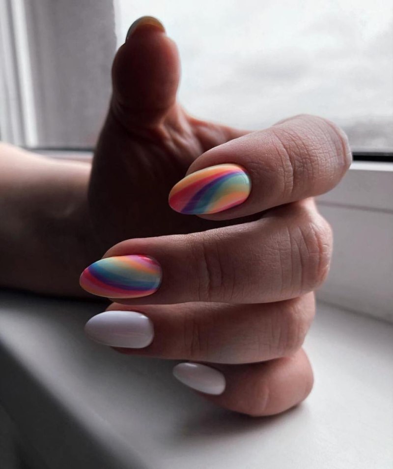 Разные руки маникюр однотонные