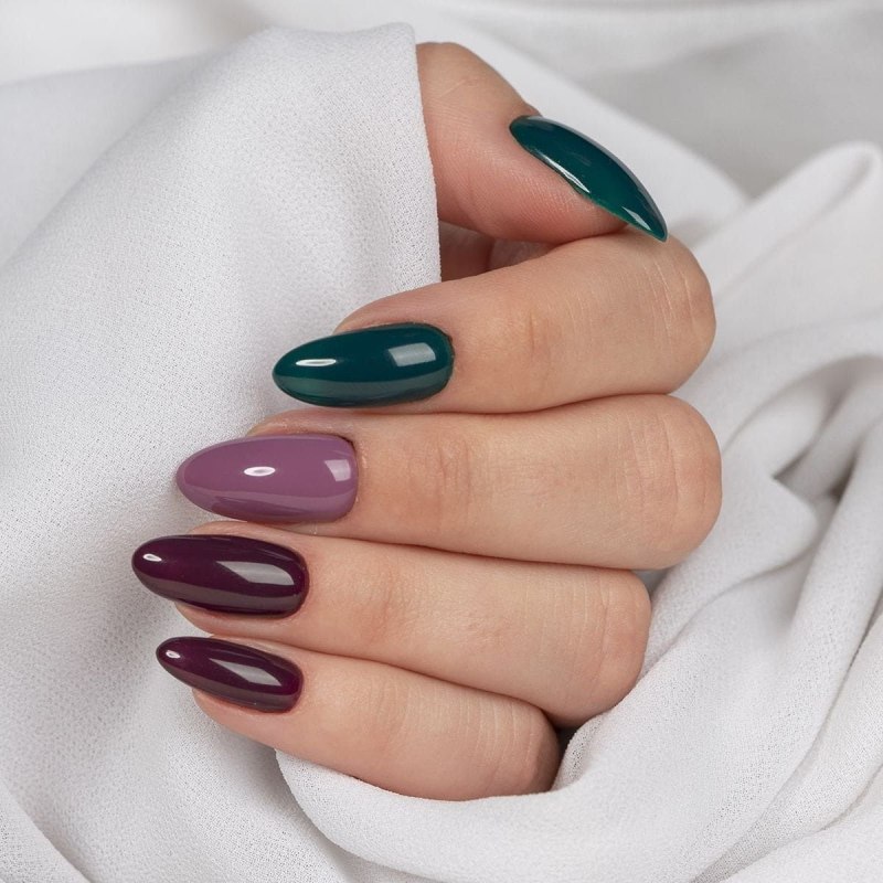 Маникюр разными цветами на одной руке