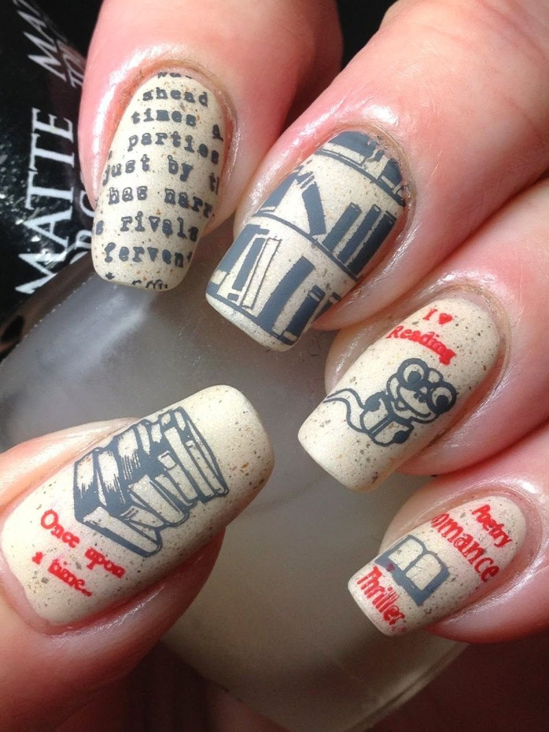 Газетный маникюр яркий