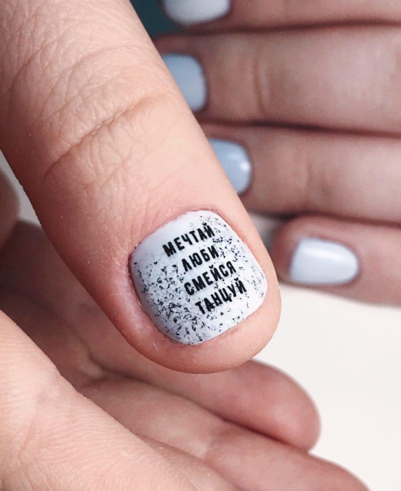 Ногти с газетным принтом