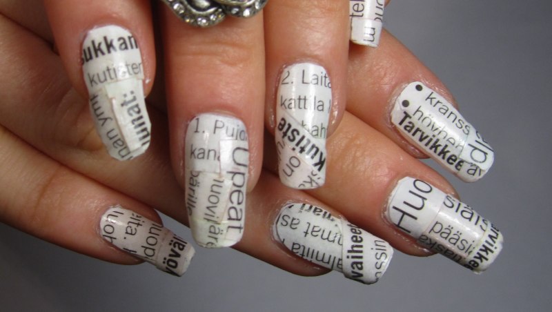 Газетный маникюр розовый