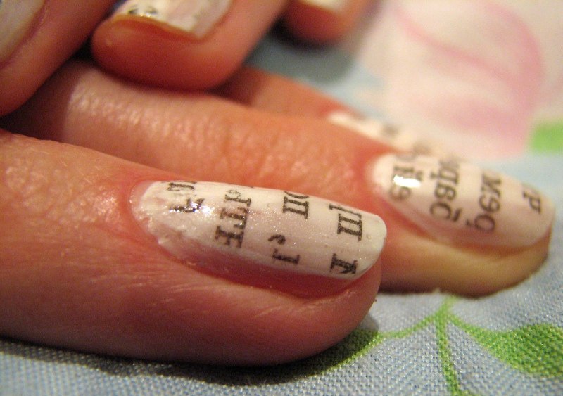 Ногти с газетным принтом