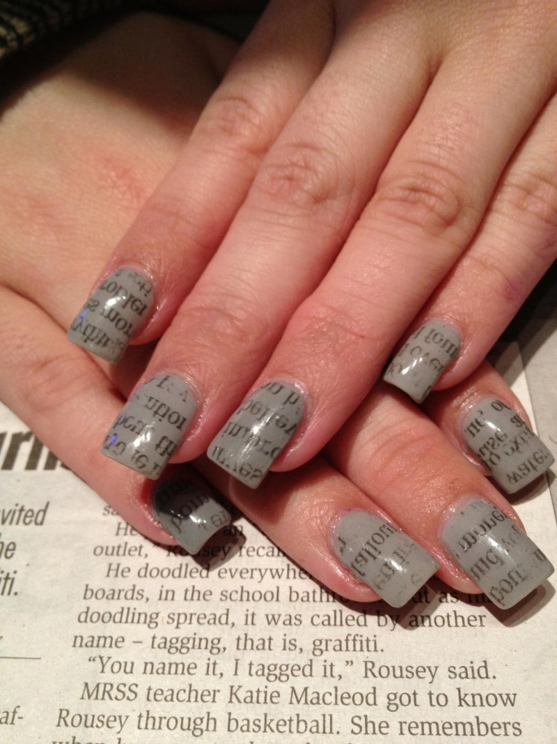 Газетный дизайн ногтей