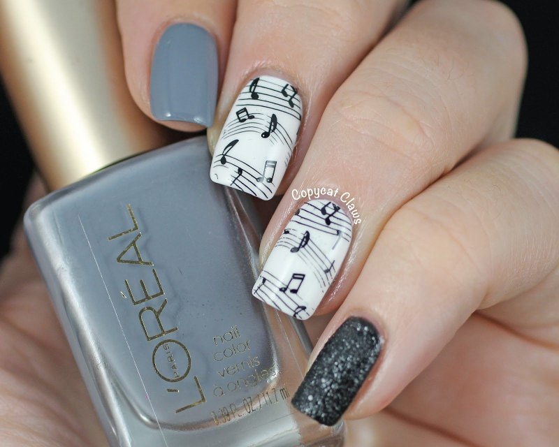 Маникюр с газетными надписями на ногтях