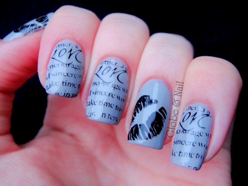 Маникюр с газетными надписями на ногтях