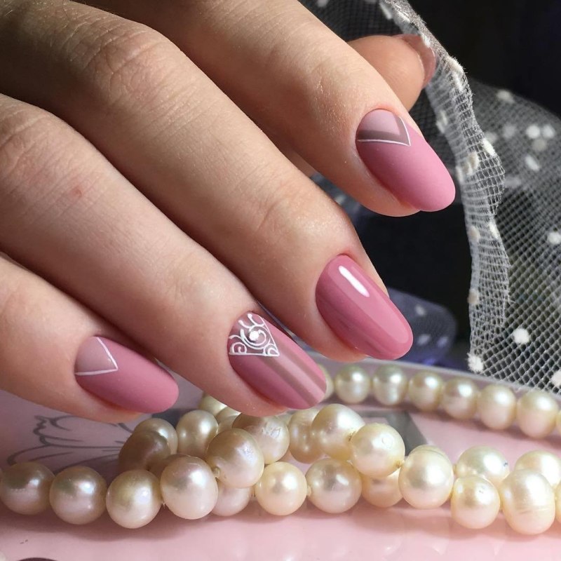 Бордовые овальные ногти