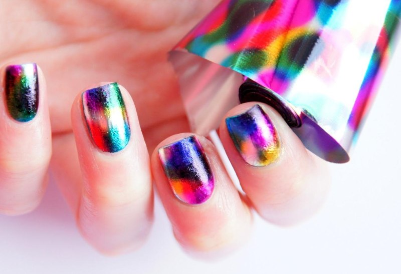 Маникюр Радужная фольга