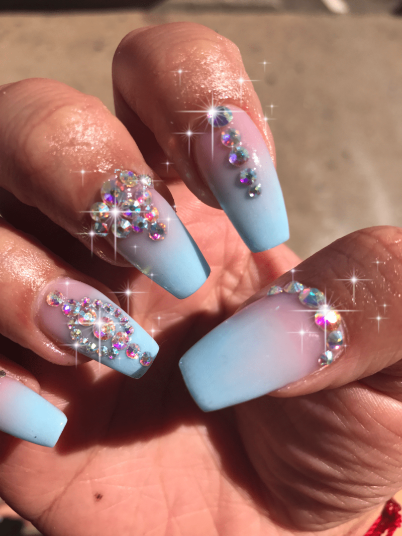 Цветные стразы на ногтях