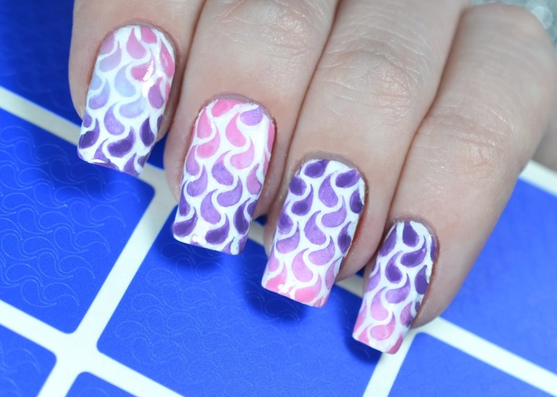 Маникюр с трафаретами