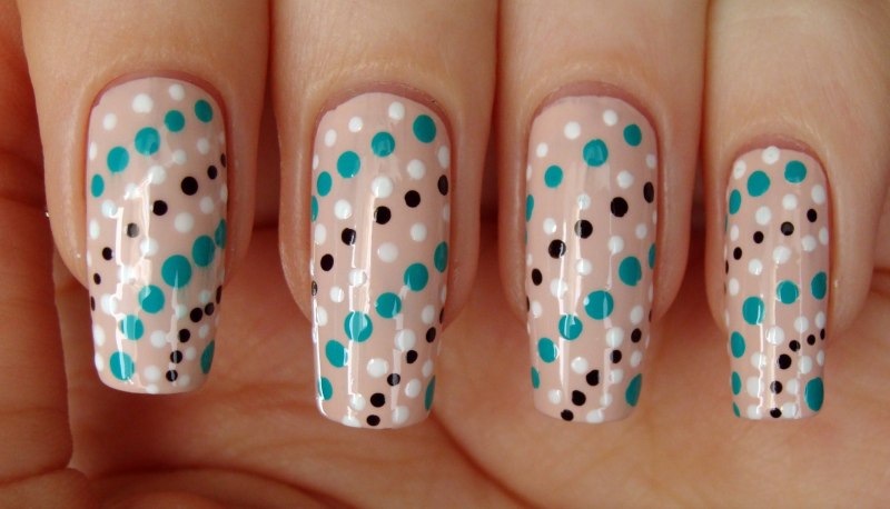 Рисование дотсом на ногтях