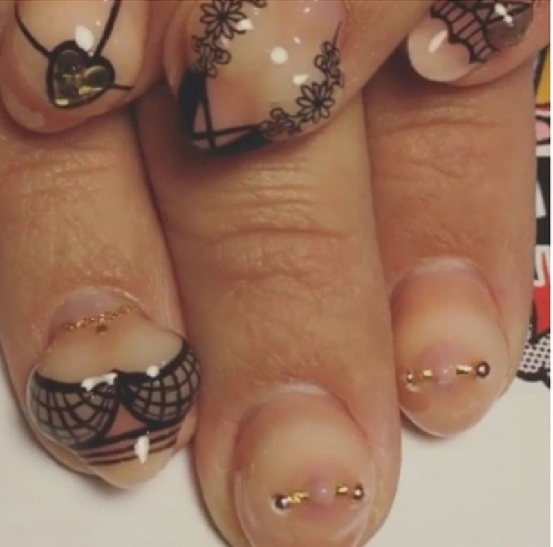 Красивый маникюр с надписями