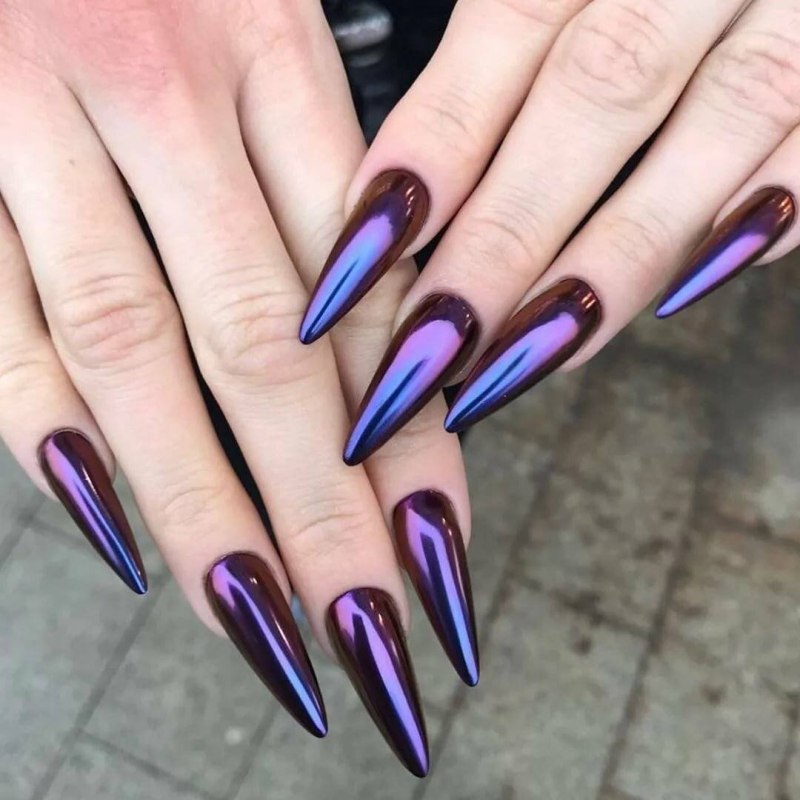 Яркий маникюр со стразами