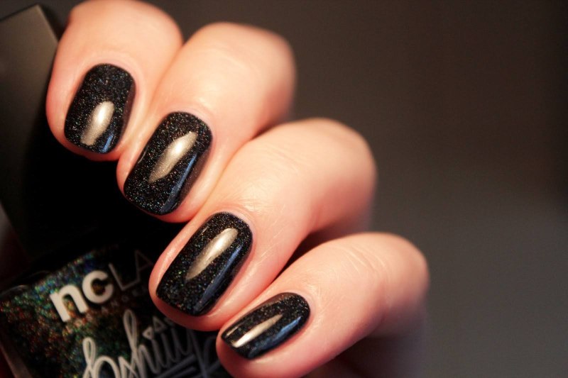 Темные ногти необычные