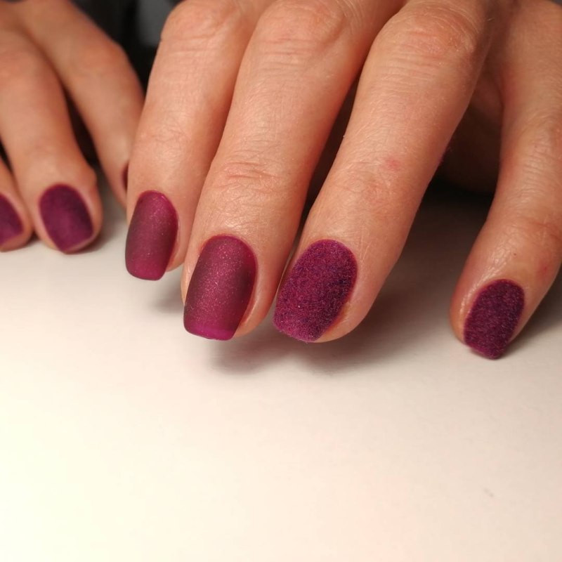 Велюровый маникюр