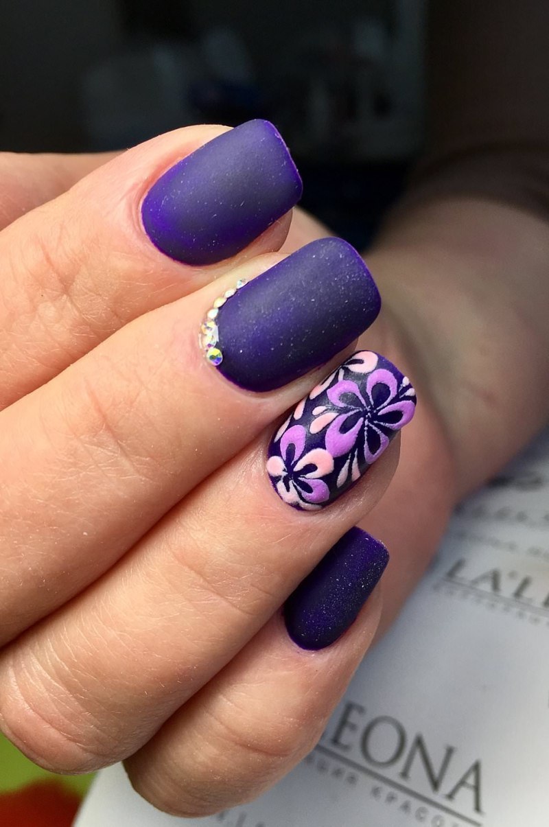 Маникюр розовый с песком