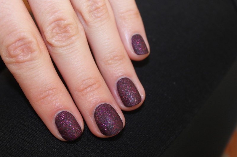 Маникюр с посыпкой на ногти