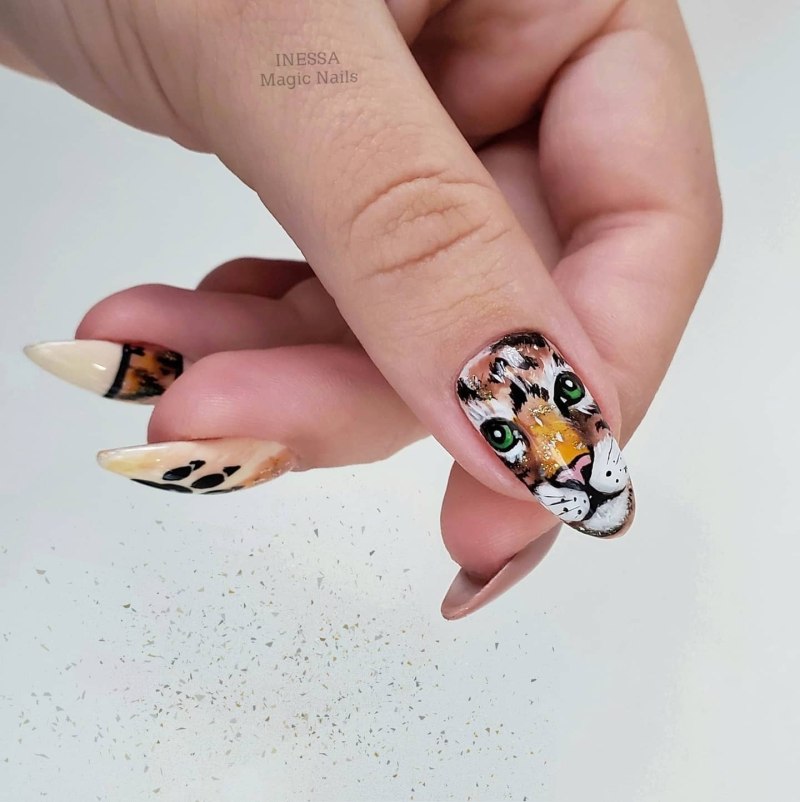 Тигр на ногтях 2022