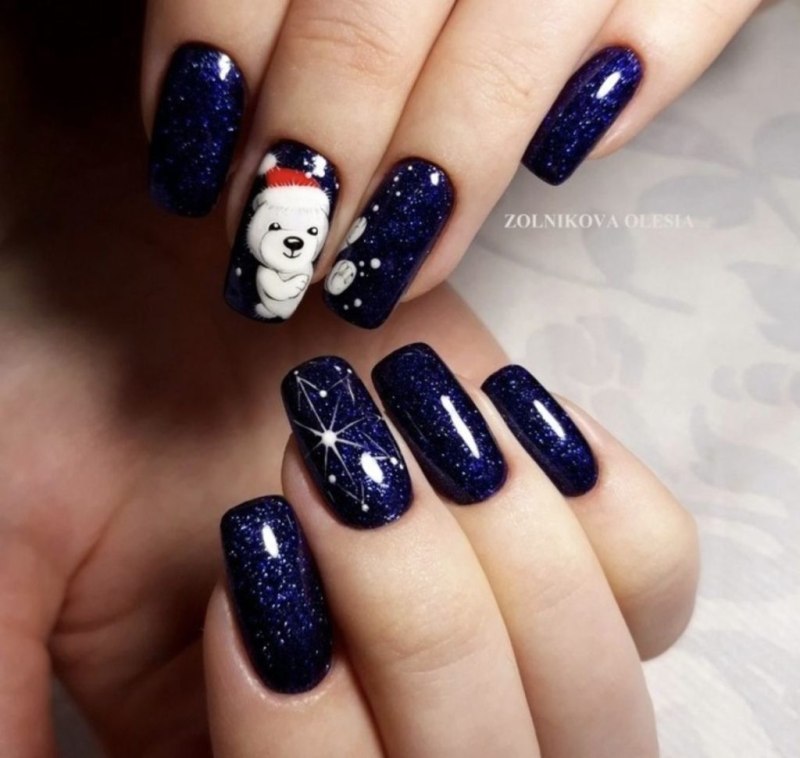 Новогодний синий маникюр с медведем