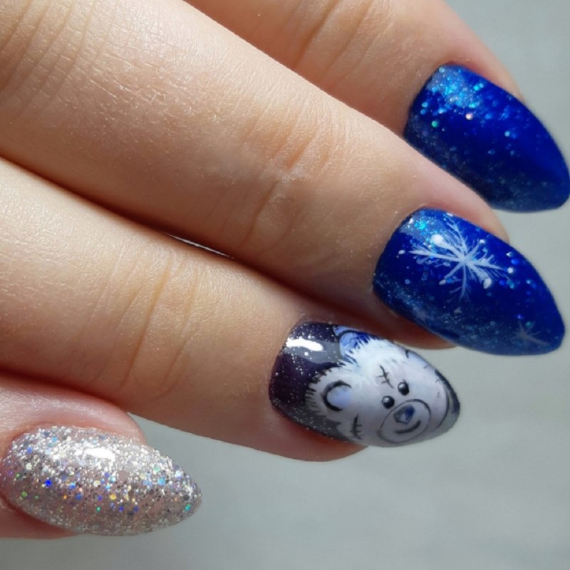 Новогодний маникюр синий с серебром и снежинками