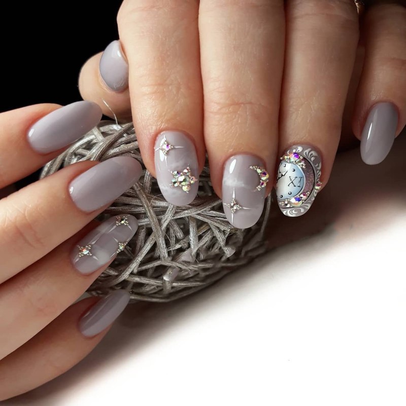 Серый маникюр на новый год 2020