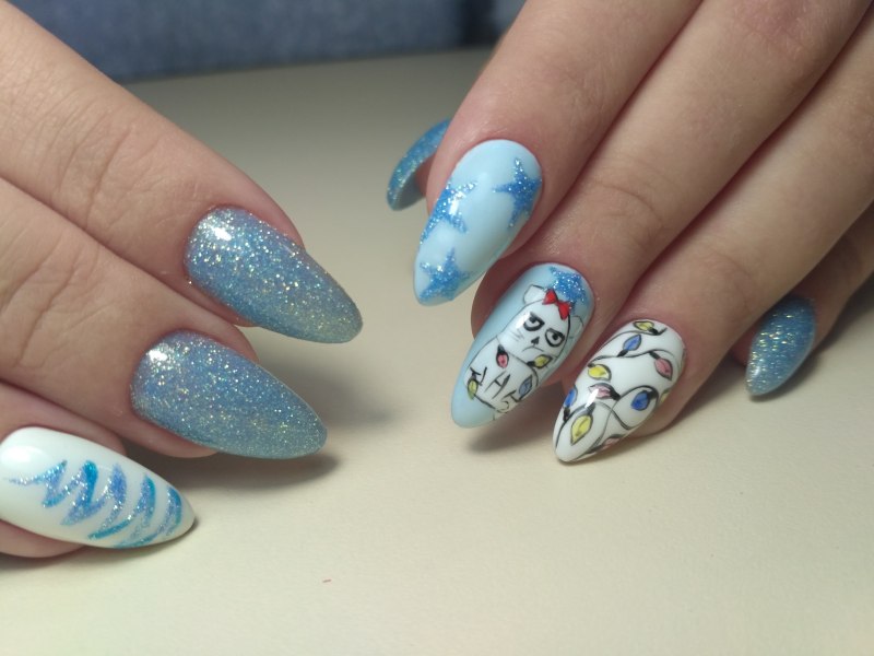 Новогодний маникюр 2022 голубой