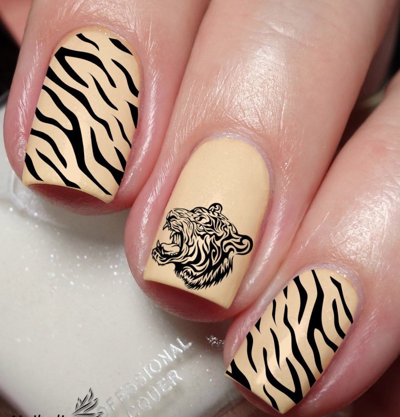 Маникюр с тигром