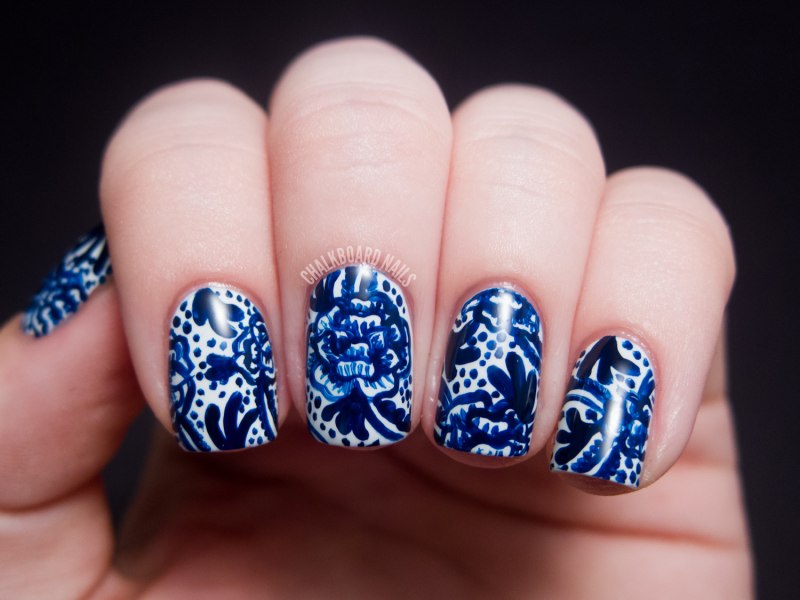 Елочка на синих ногтях