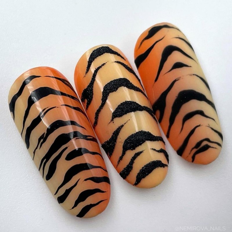 Яркие тигры на ногтях
