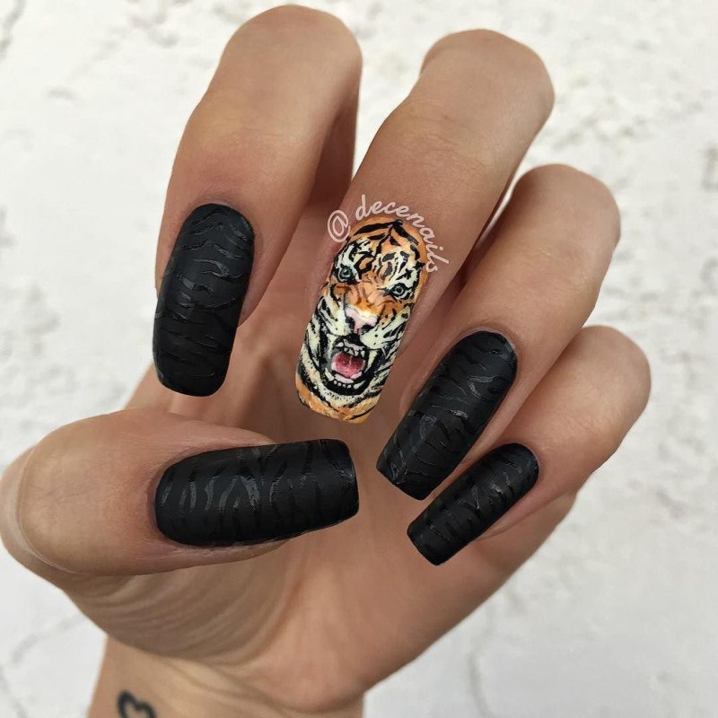 Маникюр с тигренком