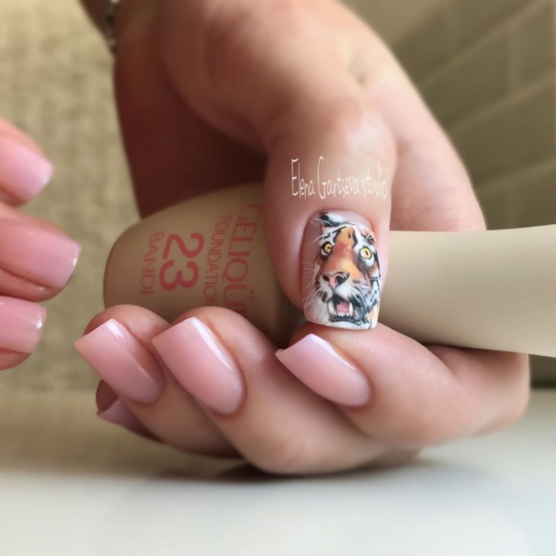 Маникюр с рисунком на большом пальце