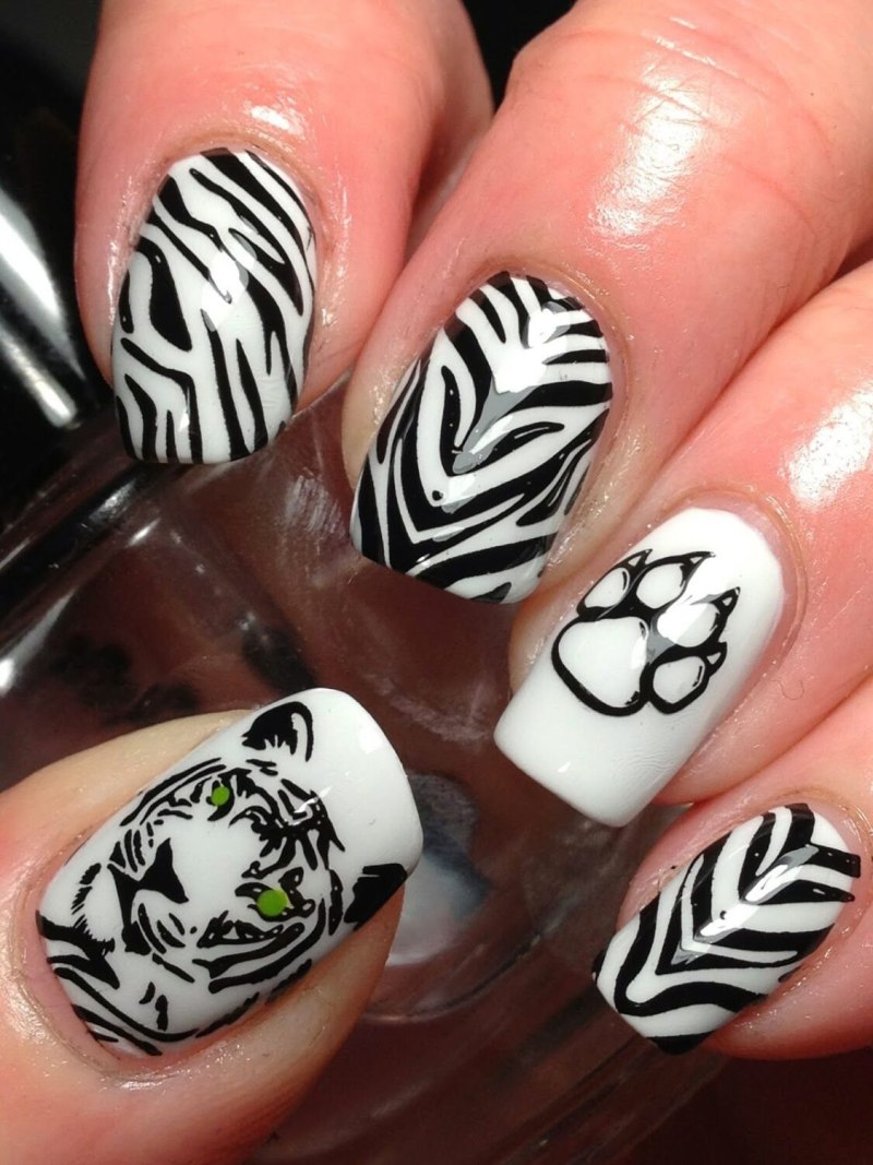 Маникюр под зебру