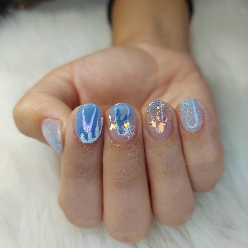 Маникюр на новый год 2022 синий