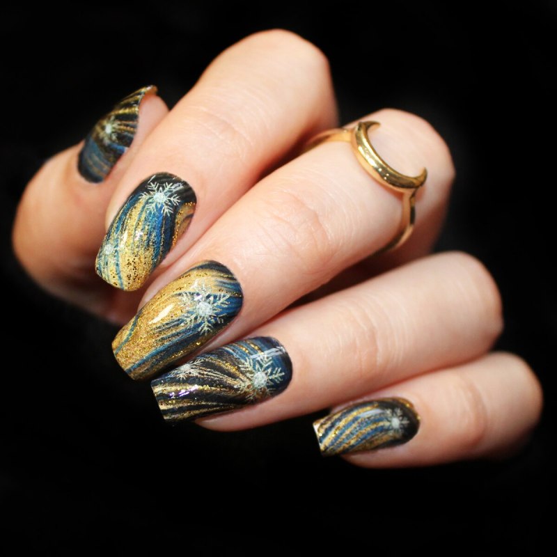 Маникюр новогодний дизайн 2022