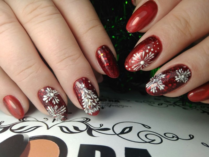 Дизайн ногтей на новый год красный