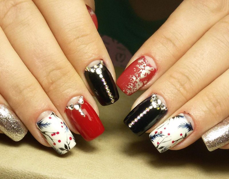 Новогодний маникюр красный с белым
