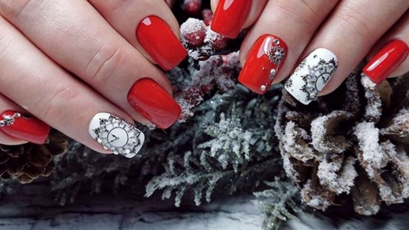 Новогодний маникюр 2021