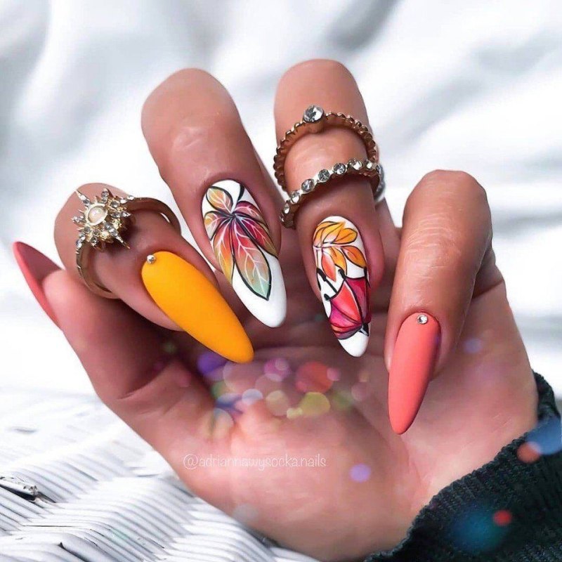 Осенний маникюр на миндалевидные ногти