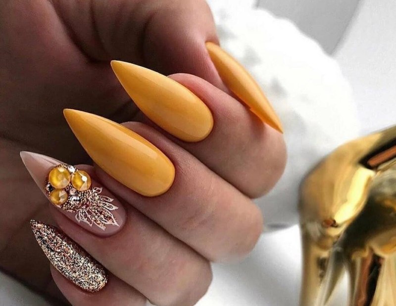 Красивый осенний маникюр с золотом