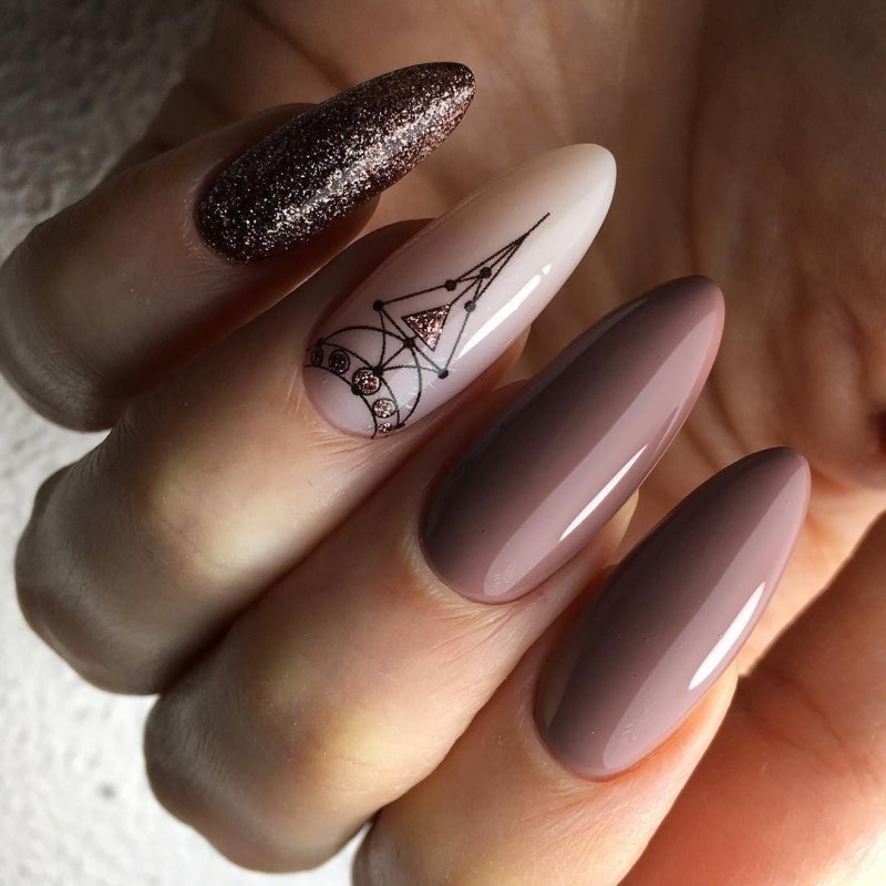 Стильный маникюр на миндаль