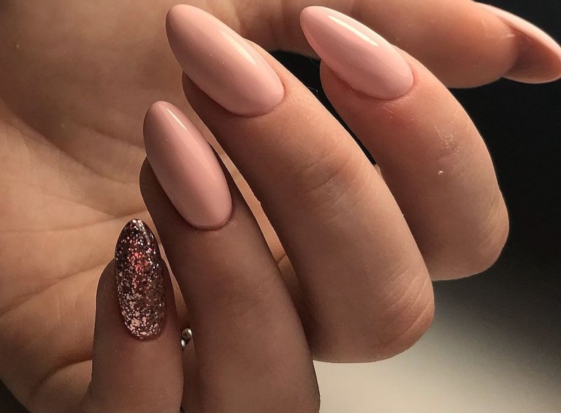 Маникюр нюдовый с фольгой миндаль